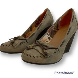 Bakers Suede Heeled Wedge Shoes Women’s Size 8 Tan